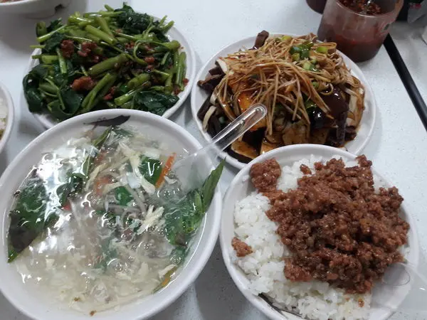 忠孝夜市排隊美食沙茶魷魚羹必吃便宜滷味~沙茶魷魚羹