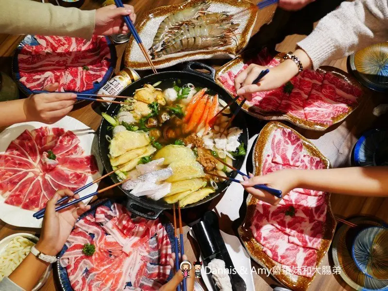 《新竹竹北美食》 韋爐復刻食鍋。以盤計價想吃什麼自己拿。食材新鮮現點現切肉品大推薦。復古空間一起圍爐吃美味石頭火鍋 ︱影片 - Dannis & Amy魯蛋妹和大腸弟