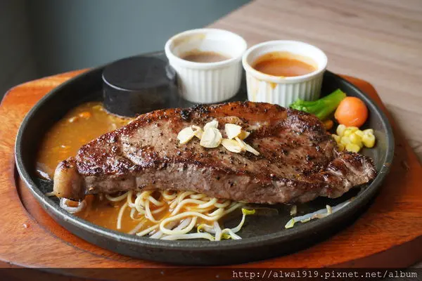 【新竹美食週記】牛室炙燒牛排 BEEF HOUSE，自助吧+手工pizza免費吃到飽，平價牛排，學生聚餐首選，新竹車站對面