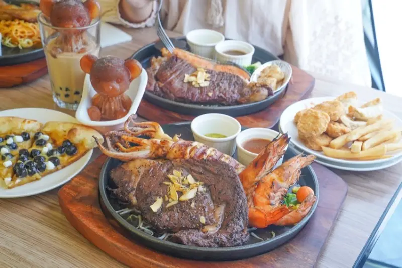 新竹美食 牛室炙燒牛排｜肉食系大胃王必去！手工Pizza吃到飽，平日299元就能享用牛排＋自助吧，雙人套餐極致饗宴，火車站前聚餐首選！ · 算命的說我很愛吃