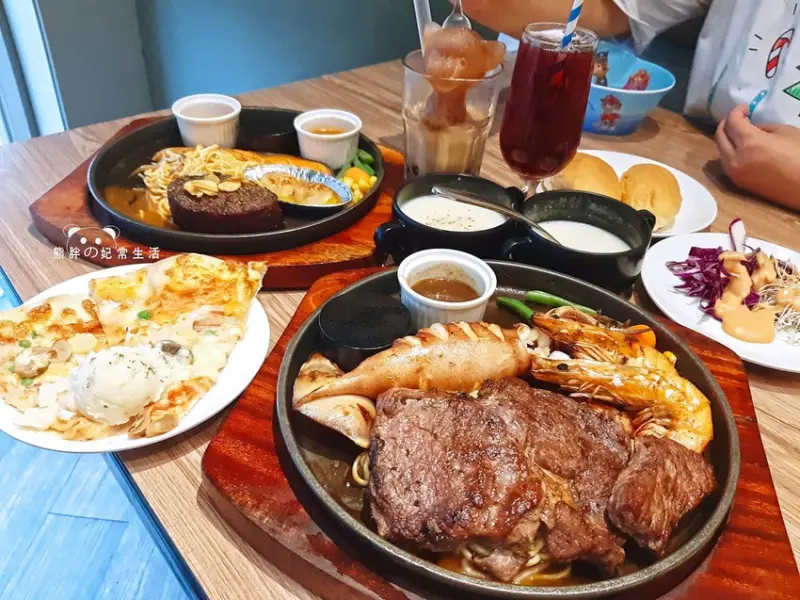 【新竹東區】牛室炙燒牛排BEEFHOUSE-新竹店，超狂299排餐吃到飽，自助吧披薩吃到飽，CP值爆表，還有人氣超夯的熊熊奶茶少女心大爆發