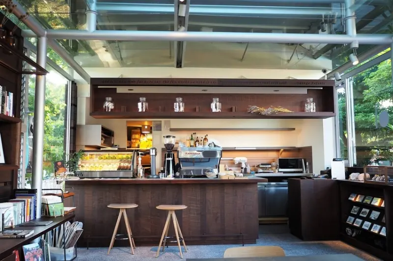 【台北圓山站 | 咖啡廳】在綠意盎然的敞亮中，隱隱流動著氣質的咖啡角落▹王大閎書軒 DH Café