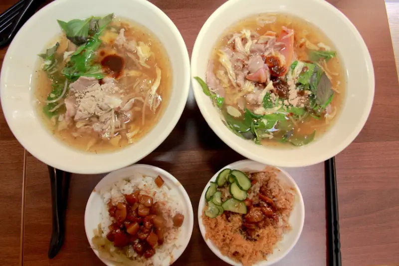 吃。高雄|三民區。樂天小高隨性發現美食，整體餐點值得推薦「鼎中太皇祖魷魚羊肉羹-覺民店」。