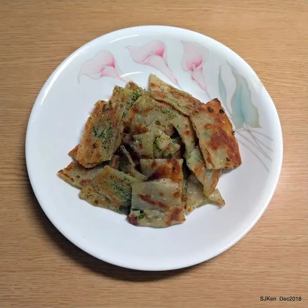 (台北捷運板南線南港站周邊美食)「何佳佳蔥油餅-南港店」---開幕不到兩個月人氣店，七種調味任你選，現點現做細切大小好入口!