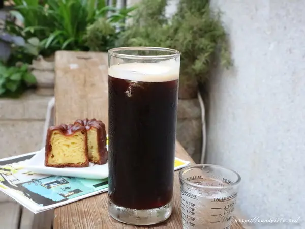 台中美食│Manni Cafe 很多咖啡〃白天是咖啡館，晚上是小酒吧，週末夜晚不定期舉辦表演藝術與大家同歡～        
      