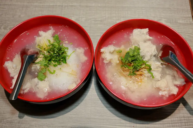 吃。台南|東區。新店報報！！文青舒服用餐空間，浮水魚羹專賣店「手作羹二」。