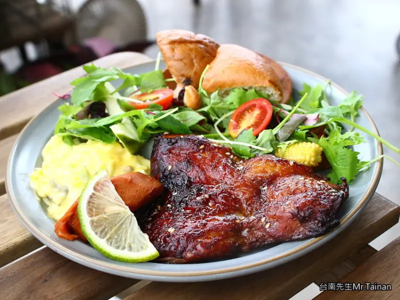 台南早午餐／70年老房子建築／開店不到1小時就客滿／嚴選食材吃得安心／超級佛心價物超所值－「小北家灶咖」