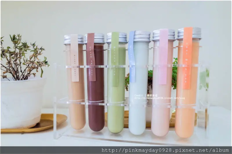 ✿高雄✿ IG人氣宅配飲料 終於在高雄有實體店面啦 各式飲料瓶一定要拍好拍滿 搭配夢幻色系的口味飲料實在很時尚阿 ➜ Candit Zone 康荻新食