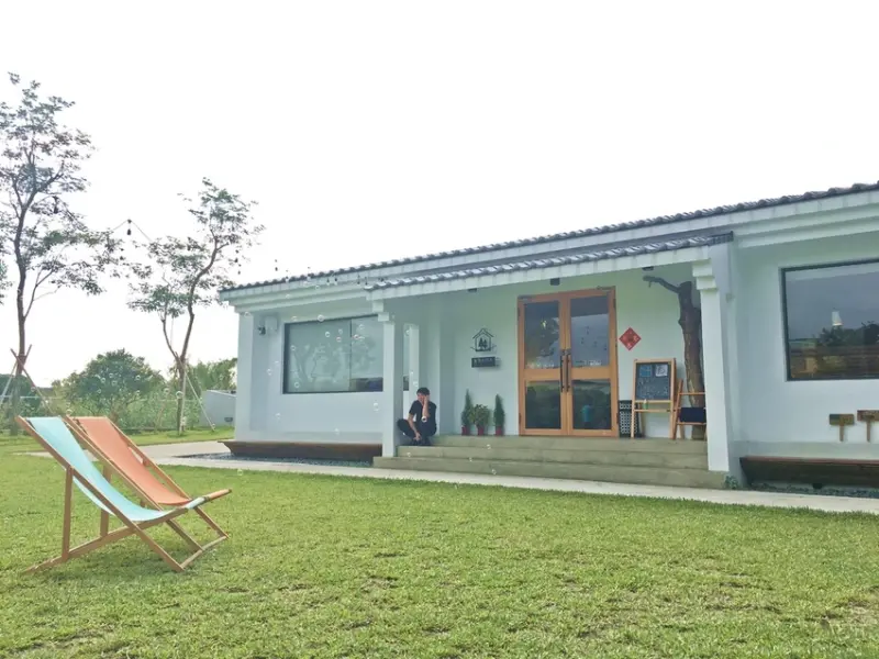 【美食】窩草的日子|只想賴著不走的放鬆咖啡廳，還有大草坪讓孩子自由跑跳呢~