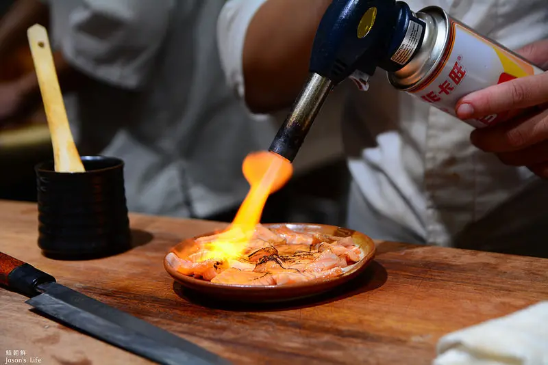 【台中西區│美食】新開幕壽司店！無菜單料理790元就可以吃到12貫新鮮握壽司，熟成料理方式讓你嚐不同的握壽司。鮨朝鮮