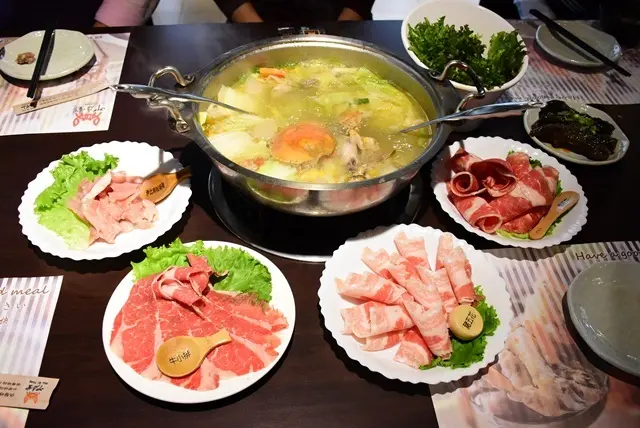 桃園藝文特區美食》叩启堂雞煲蟹。很不一樣的火鍋大餐，湯頭一級棒的好喝