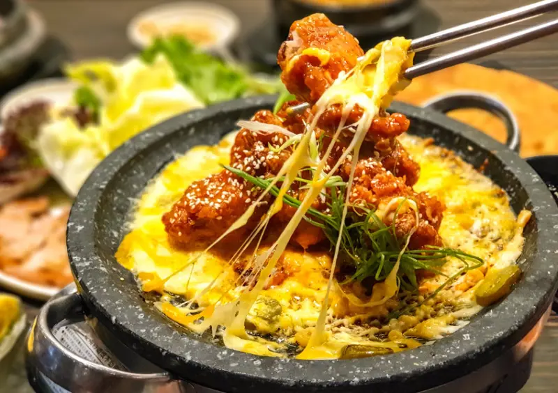 高雄美食||玉豆腐韓國家庭料理 家樂福愛河店-不只有豆腐煲，韓式炸雞搭配熔岩起司也是罪惡十足 ||三民區、韓式料理