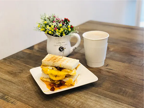 【台北美食￭中正區】可蜜達Comida￭北門店 x 麻辣起士雙重肉蛋吐司，挑戰味蕾神經的極限！北門店限定『麻辣系列』，讓我又愛又恨的欲罷不能║ 北車美食、台北車站美食、台北必吃早餐