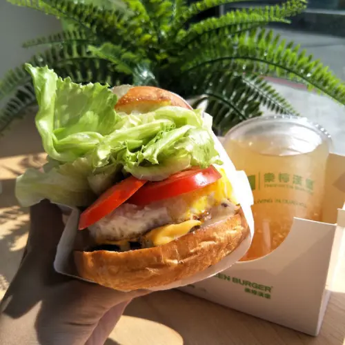 【嘉義美食】遇fun胃_樂檸漢堡 THE FREEN BURGER • 你吃過漢堡裡有半熟太陽蛋嗎 • 健康綠色蔬菜牛肉漢堡 • 北呱呱、中樂檸、南丹丹、東藍蜻蜓 • 台灣本土的連鎖速食 四大必吃品牌