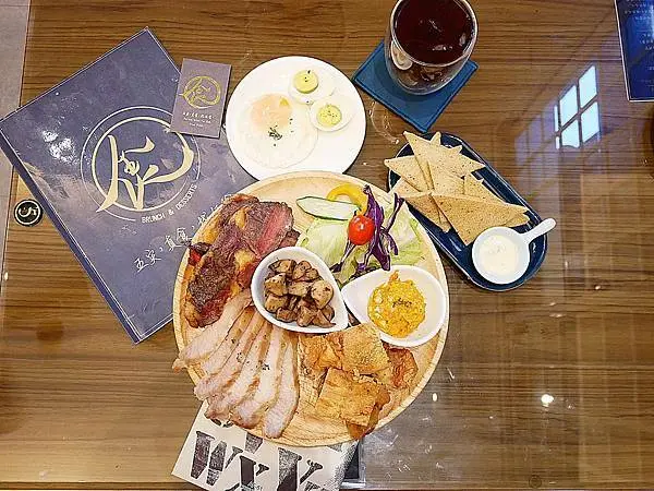 台中西區早午餐，超大份量雙人套餐，一次品嘗三種肉! 松阪豬是人氣王超好吃，泰式炸雞也很厲害-找伍食Find FiFth