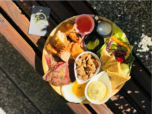 【台中美食￭西區】找伍食FindFiFth x 天然手作早午餐，新鮮好吃這一餐、人氣甜派口味獨特，款款都具美味特色║ 台中西區早午餐推薦、審計新村早午餐推薦、台中早午餐