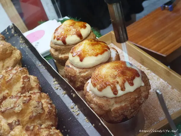 台中美食│KACHI 泡芙〃逢甲必吃美食～排隊一小時才能買到的焦糖牛奶泡芙！              