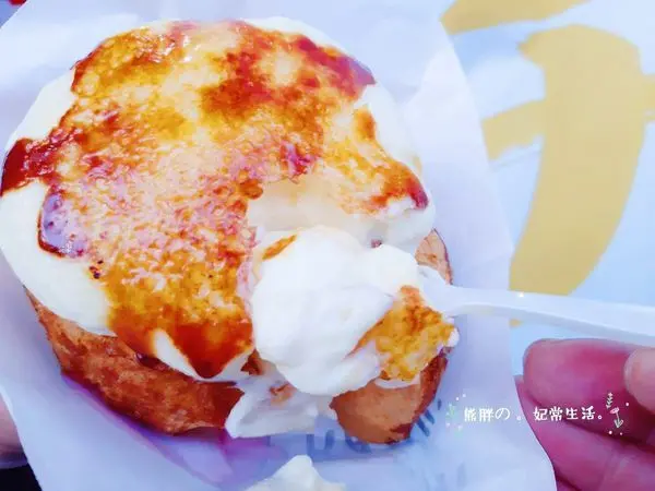 【台中】逢甲人氣爆紅美食甜點KACHI泡芙焦糖牛奶口味，現烤現做，脆脆焦糖搭配不甜不膩牛奶餡，想吃一顆需耐心等候。