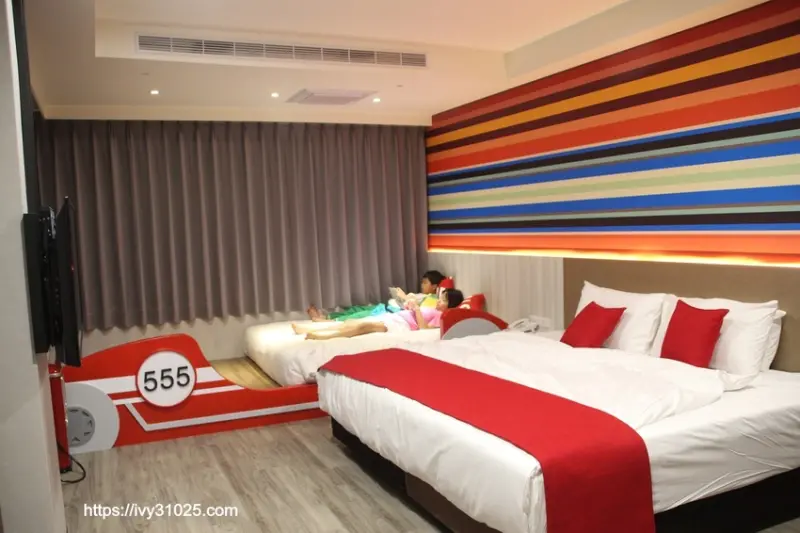 華園大飯店草衙館住宿 | 賽車親子套房 | Pit In 休閒室 | Leos Station 早餐廳