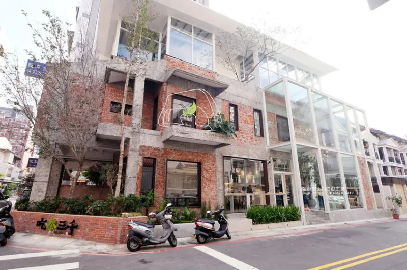 台中南屯│吃茶三千-台中超好拍網美店打卡點，吃茶三千大英概念店，六款鮮萃研磨茶自由搭配調味與加料 - 藍色起士的美食主義