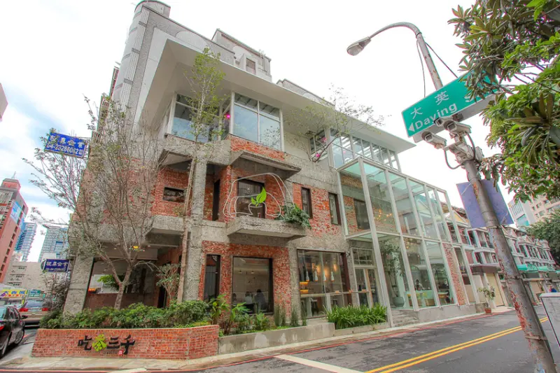 台中南屯，吃茶三千大英概念店，主打客製化鮮萃研磨茶!網美必拍打卡店.... - 微笑Joe幸運