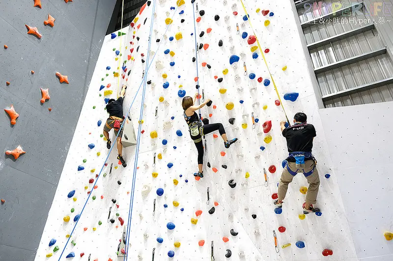 Dapro室內攀岩場│三人同行含教練指導攀岩體驗價一人只要990元，外頭刮風下雨也可以體驗當蜘蛛人的樂趣！ @強生與小吠的Hyper人蔘~