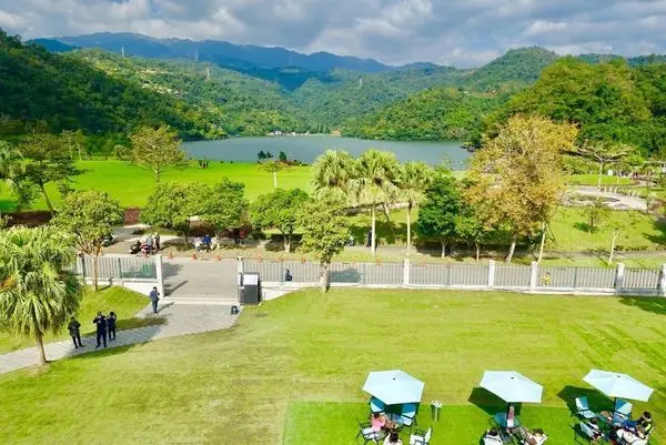 【龍潭湖畔悠活園區】2019宜蘭新景點/整排面湖白色貨櫃屋超吸睛/觀景平台居高臨下欣賞龍潭湖之美