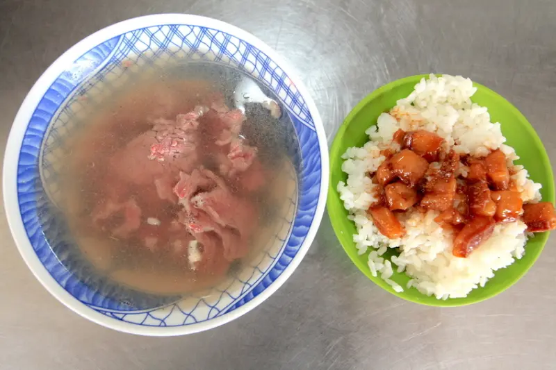吃。台南|南區，台南在地特色美食，牛肉口感有水準且偏超值「杜牛肉湯」。