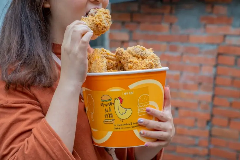 宜蘭必吃 咔必娜就是炸雞漢堡｜咔滋咔滋的美味炸雞，上午市場抓雞，下午四點限時開店 · 算命的說我很愛吃