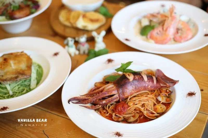 台中沙鹿》Vanilla Bear香草熊義式廚房。海線專屬海鮮義大利麵,整尾魷魚霸氣躺在義大利麵上 - Nana愛旅行札記