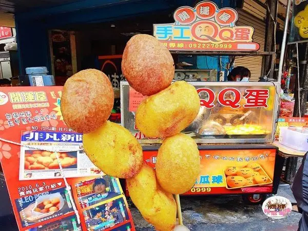 【桃園】中原夜市超人氣QQ地瓜球，有7種口味可依照個人喜好自行添加，每個外酥內香Q，搭配梅粉讓人一口接一口