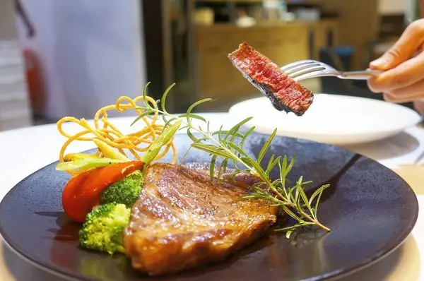 Smile Table微笑餐桌|台北松山區民生社區美食・近南京三民站・排餐/義大利麵/燉飯・必吃現撈現煮龍蝦&乾式熟成肋眼牛排・聚餐推薦！文內有菜單