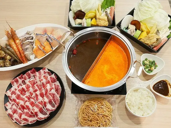 品町幸福鍋物-台北中山站火鍋  新加坡叻沙湯頭超讚  搭配新鮮海味或是鮮嫩肉片都經典  意麵是必須  吸湯後的風味堪稱一絕              