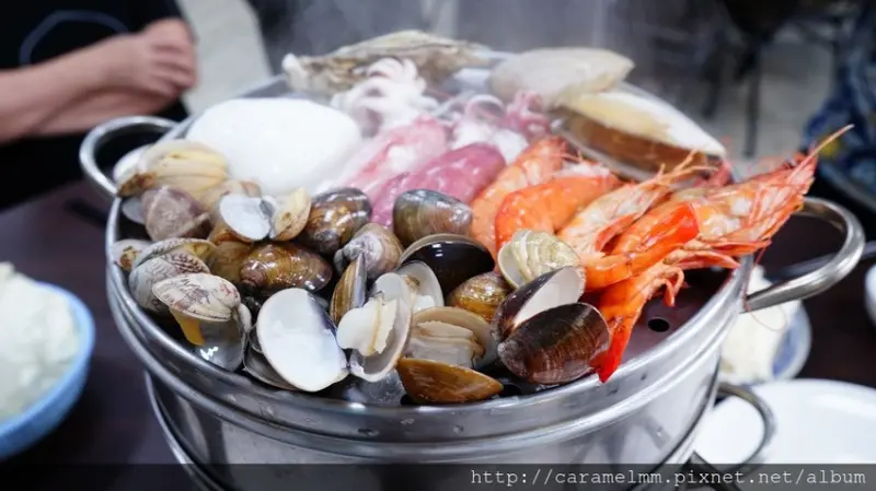 【台中南屯】牛13海鮮塔沙茶爐 每日新鮮魚獲直送 一蒸籠700元 送一火鍋湯底 適合多人前往 大墩十二街美食推薦