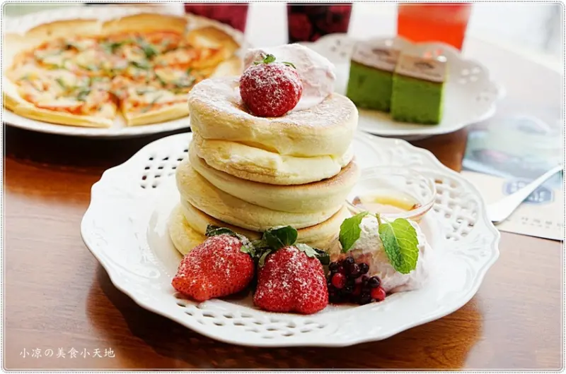 古典玫瑰園最新品牌ROSE HOUSE CAFE海景咖啡廳，海景＋夢幻甜點特厚三層舒芙蕾鬆餅，女孩兒的最愛！(三井Outlet誠品生活2樓) - 小凉的美食小天地