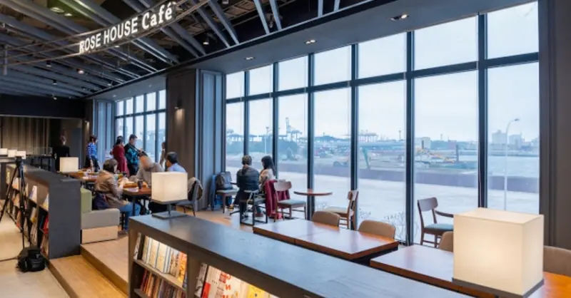 台中最新180度海景咖啡，下午時刻人潮多，舒芙蕾要等半小時的ROSE HOUSE CAFE