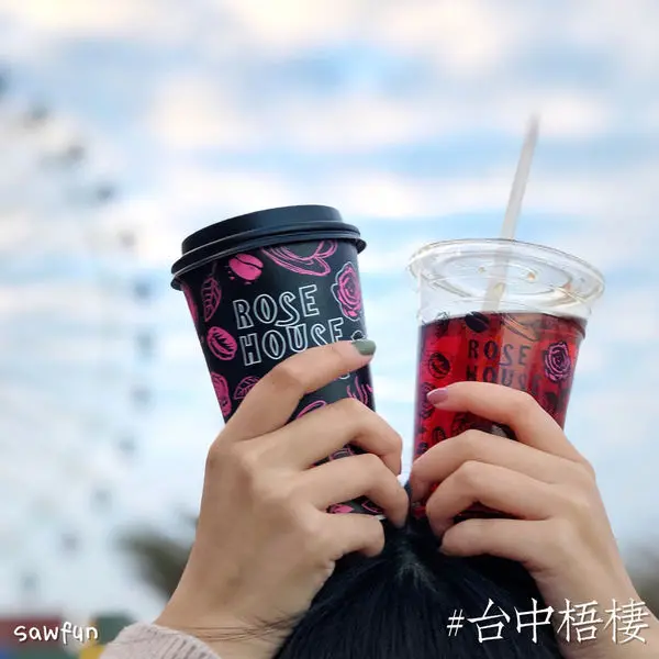 【台中美食】台中三井outlet 遇fun胃_ROSE HOUSE CAFE 180度台中港美景一覽無遺 古典玫瑰園最新品牌 先喝道副牌 飲料杯超時尚 隨時都像再拍時尚大片