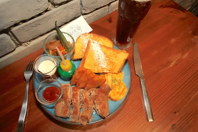 吃。台南｜中西區。新店搶先報，美式輕工業風，網美及網帥會喜歡的店「客徠食classic」。