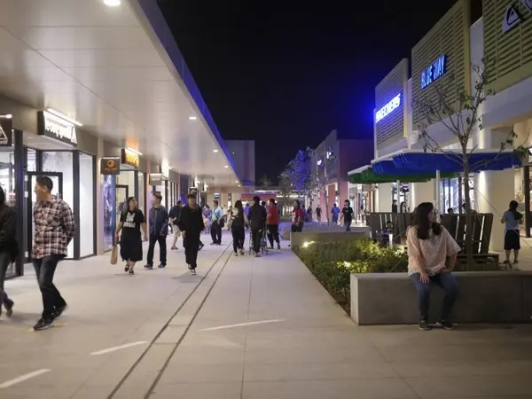 【景點】台中三井Outlet-Mitsui Outlet Park 台中港@梧棲台中港區&梧棲老街 : 8字形的購物街, 價格不是很漂亮,據說未來會有電影院？ 建議12/12正式開幕後再去, 