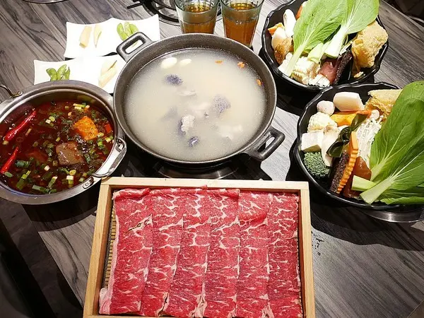 川閣蜆鍋-台中北區特色鍋物  深夜想吃鍋也能品嘗  店家主打的蜆鍋好適合忙碌的現代人  吃飽瞬便補補氣        
      