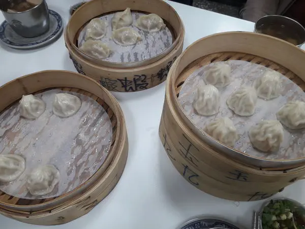 特殊口味的湯包清爽的九層塔風味~豐原石一籠湯包