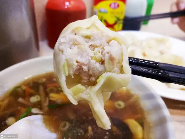 【台北大同】三五水餃酸辣湯 | 馬偕醫院旁 新鮮現包 內用只賣韭黃水餃 內餡鮮甜多汁 
