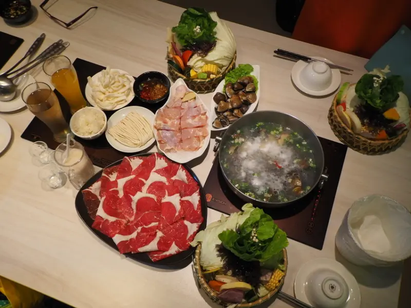 【新莊】覺醒幸福鍋物/新莊火鍋推薦/料多實在/大份量吃澎派/活跳跳海鮮