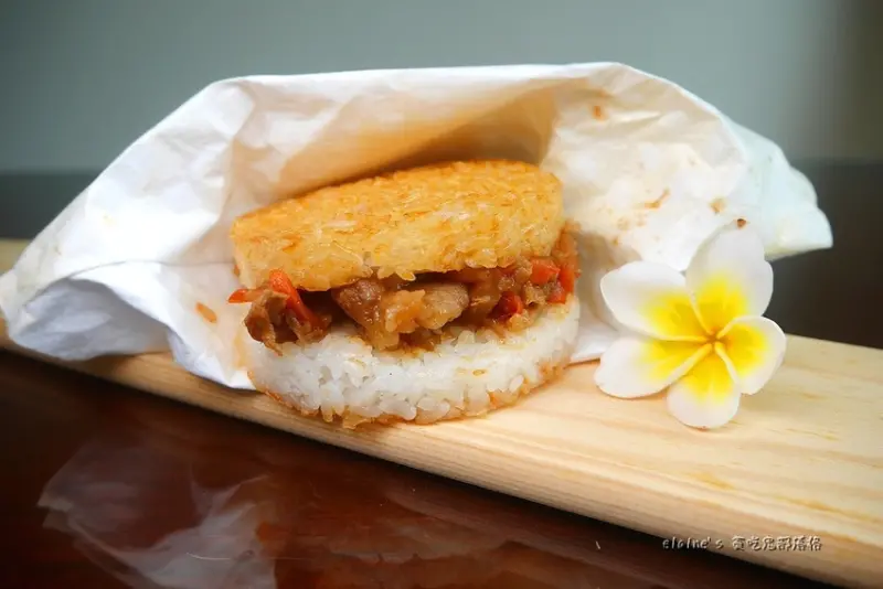 食。喜生食品《洋蔥牛肉米漢堡》方便快速的微波食品，好市多和團購熱銷喔