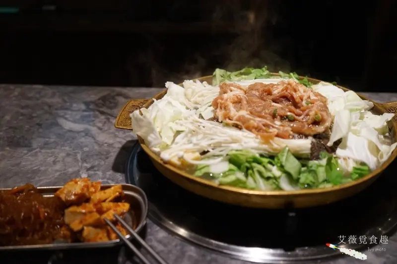 雪獄山 || 中壢大江購物中心美食街推薦，銅盤烤肉+三樣滿滿配菜只要250元，鮮嫩多汁的肉片與爆量的青菜在銅盤上滋滋作響呢!