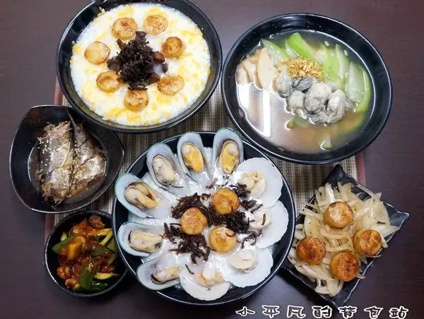 《台中西屯/美食》粥鮮（屏東鲍魚絲瓜粥）◎海鮮粥烏龍麵~用料不手軟，展現南台灣的熱情◎豪放又霸氣的海女粥◎創意新滋味~牽絲ㄟ起司爆干粥◎小平凡/美食篇◎