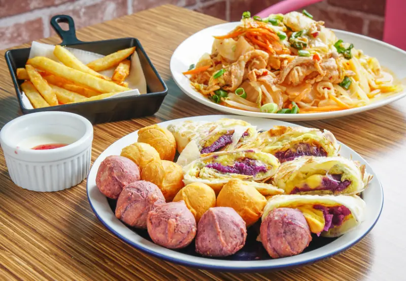 [高雄]威力早午餐-超繽紛紫薯蛋餅QQ球套餐~平價質感早午餐店 - 美食好芃友