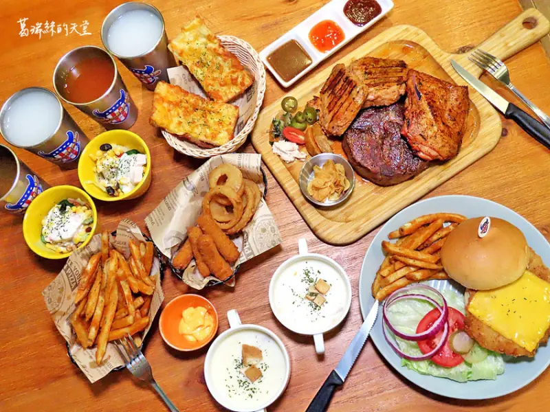 【小巨蛋美食】水牛城美式炭烤牛排-小巨蛋店，大口吃肉暢快喝，只要50元飲料&冰淇淋無限供應，聚餐餐廳推薦！