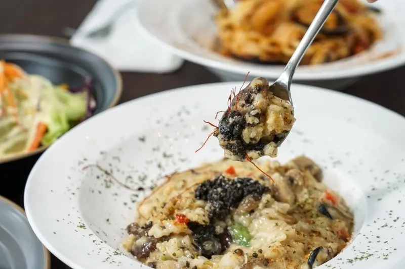 跳躍的宅男 - 花蓮市區大片落地窗落羽松美景餐廳 環境宜人不限時 輕鬆享用義式料理 黑松露燉飯只需220元 飲料暢飲  放空悠閒好地方 花蓮美食-食光迴廊 璽賓行旅Kadda hotel