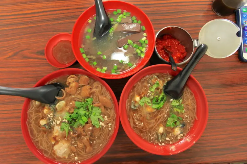 吃。高雄|楠梓區。位在楠梓加工區美食，台灣特色小吃「圓川大腸蚵仔麵線 豬血湯」。